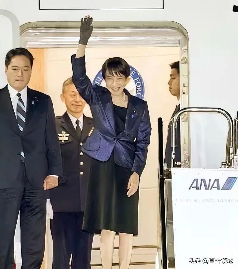 这事儿真是尴尬到家了！高市早苗连夜飞美国，说白了就是去给特朗普"上供"的。

看