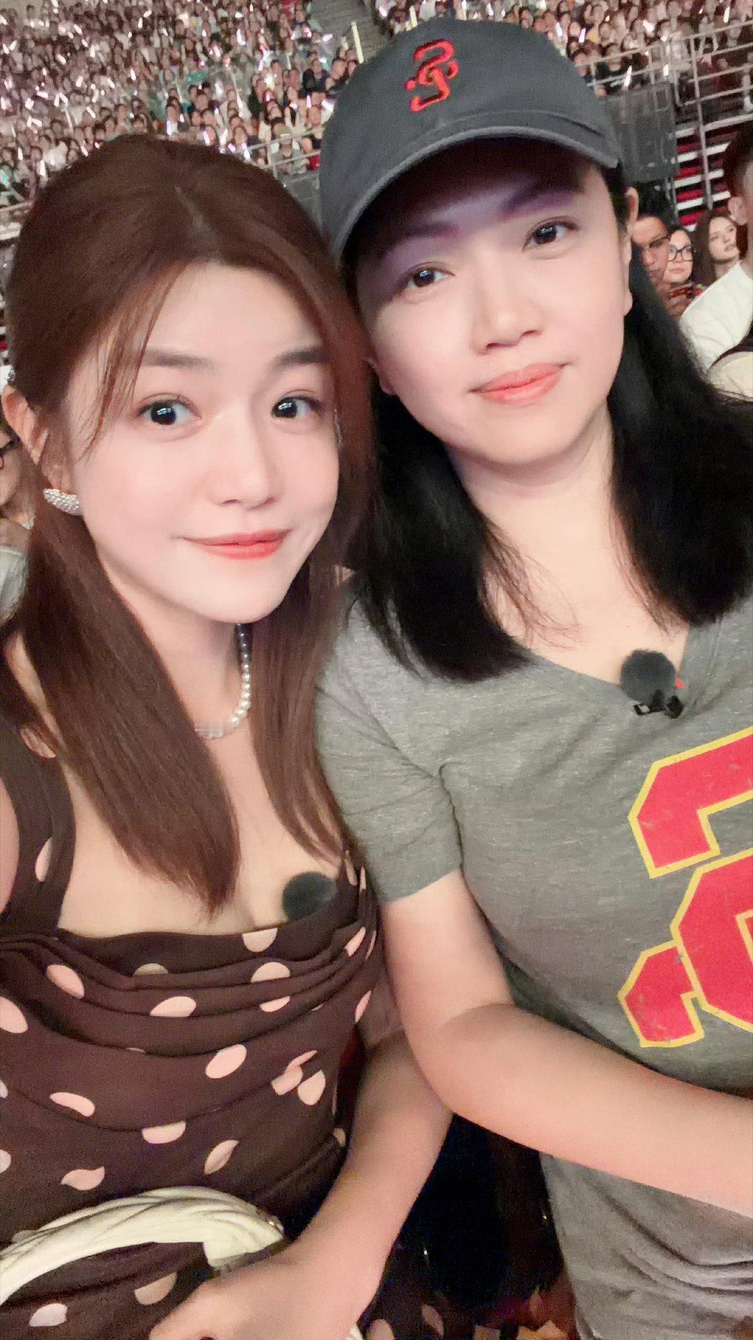 陈妍希姐姐追星张凌赫妍希姐姐太可爱了哈哈 