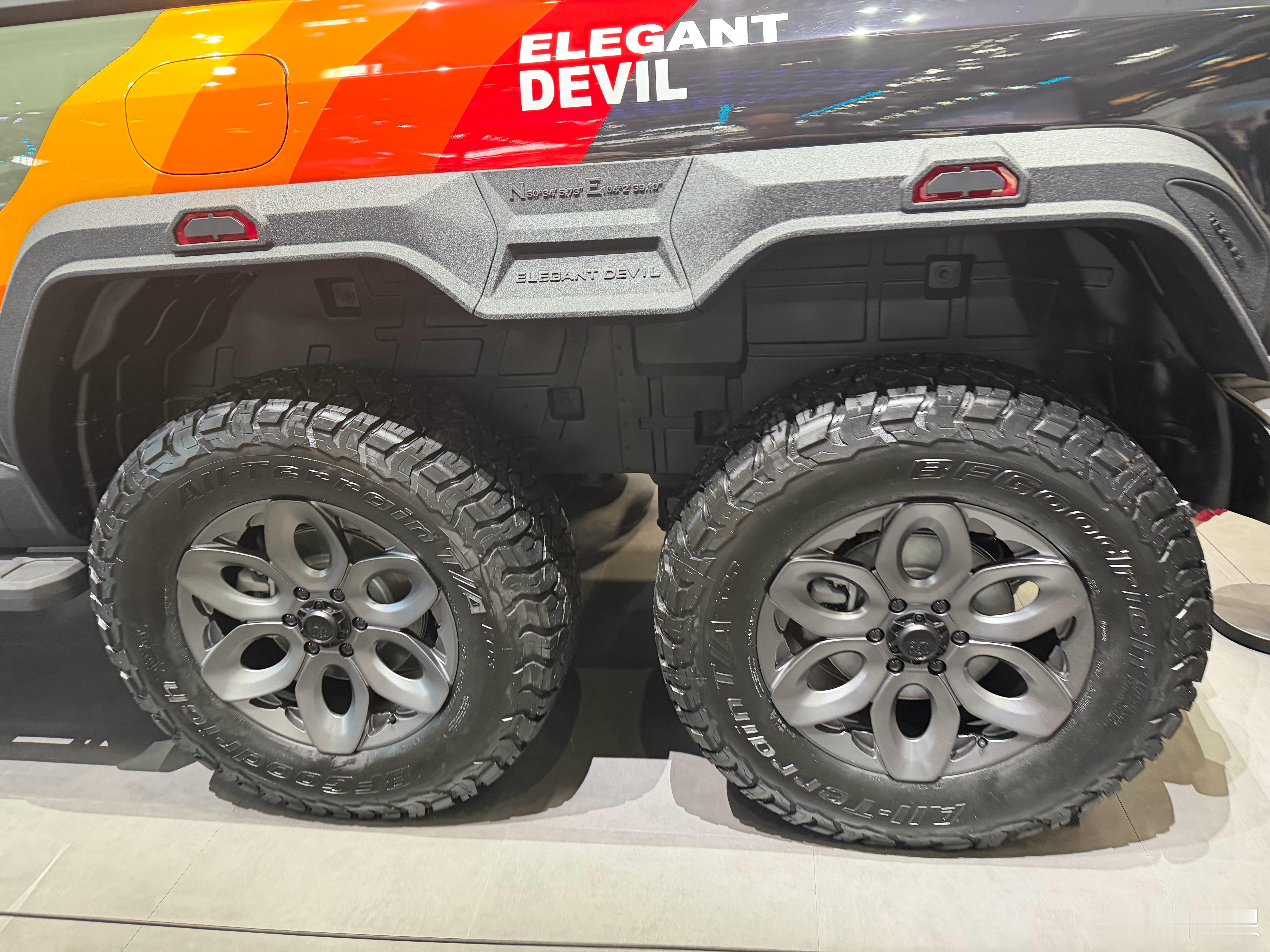 国产品牌6X6皮卡，看着很帅（也许是因为少见，感觉任何6X6都帅）。但是这个6驱