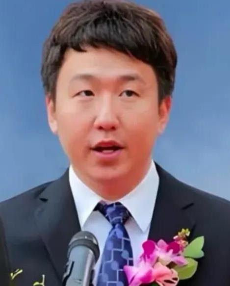 这两天清华的两个老总级别的毕业生火了…唉，想想前些天人家北大的两个老大级别的数学