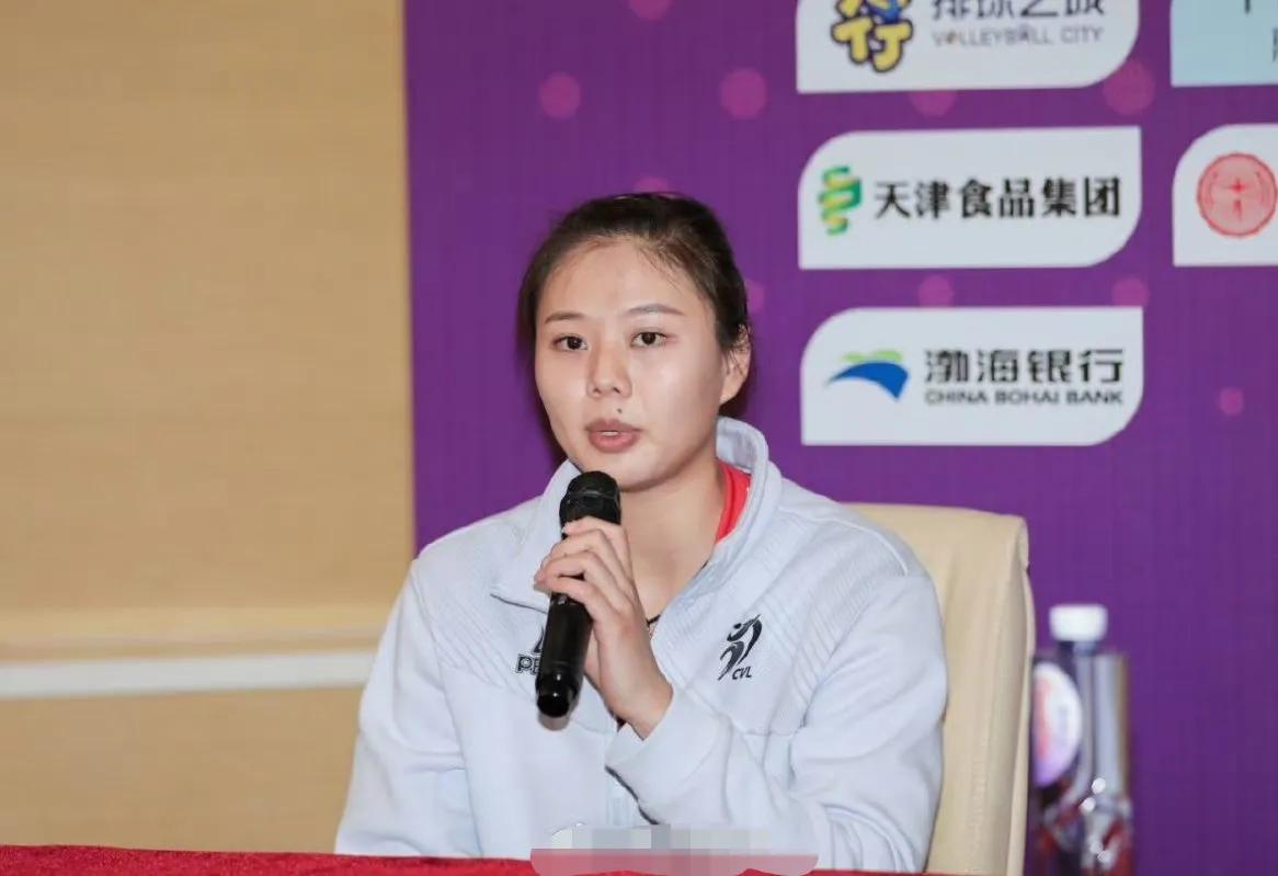 [玫瑰]江苏女排队长龚翔宇赛后点评本场比赛：
“很高兴来到天津比赛，很久没有来天