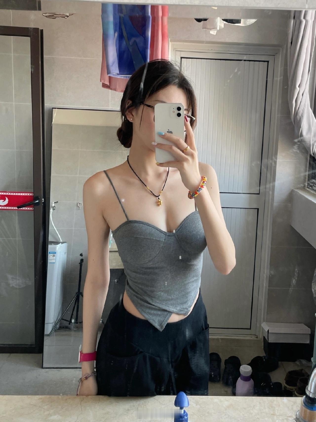 以前可以穿吊带就出门，现在天冷只能当内搭了😞  ​​​