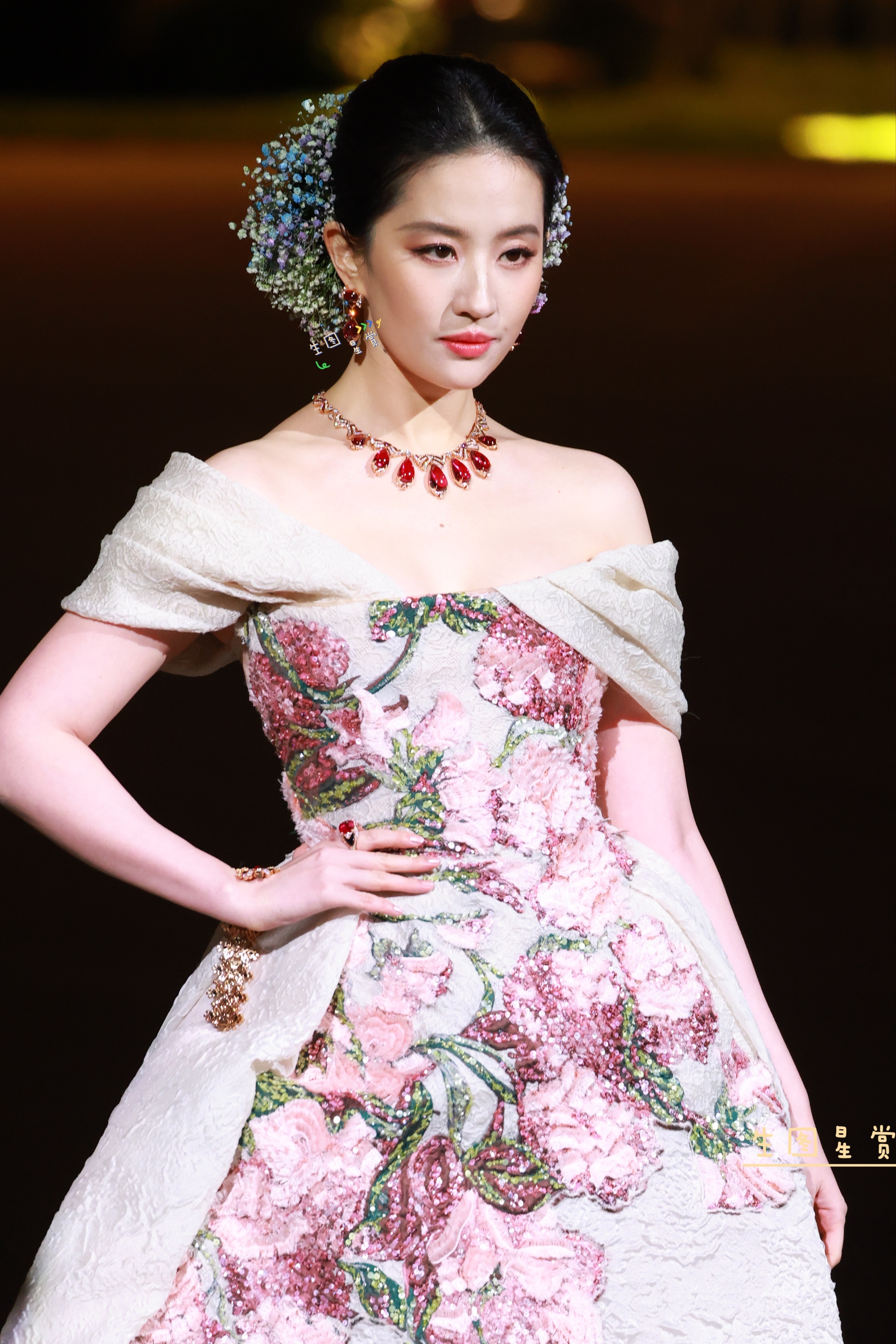 女明星vogue盛典造型出图 刘亦菲 钟楚曦 宋茜 周冬雨 戚薇 谷爱凌 文淇 