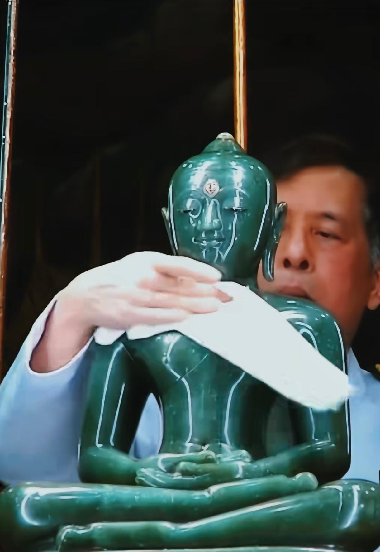 佛靠金装，人靠衣装！泰国王亲自动手保养，好奢侈的手办装备。应该不是翡翠，翡翠不是