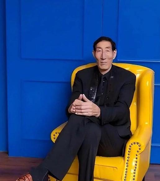 世界第一高人75岁了！儿子1米92能打后卫，穿44码鞋不用定制：比吉尼斯纪录更牛