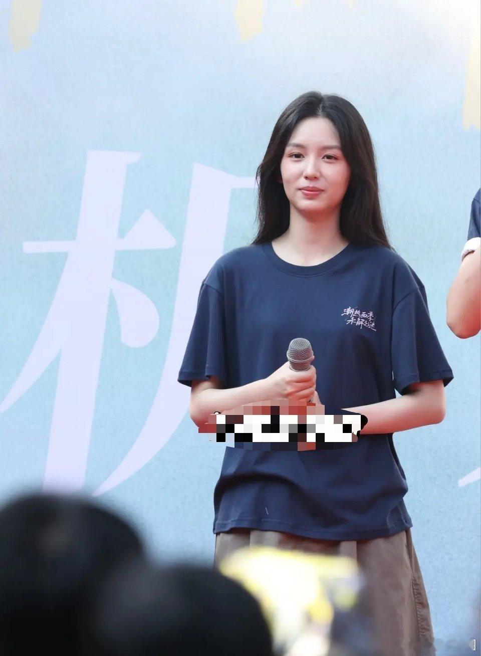 周也脸都肿成这样了还能进组，赵露思要是有这资源就好了 