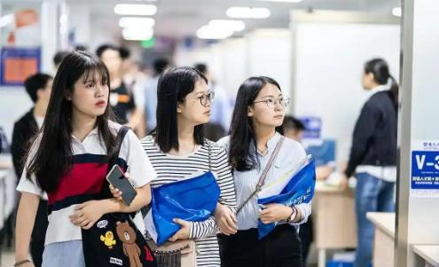 留学生的反华情绪为何越来越严重？因为好不容易和白人混在一起，结果发现白人不吃香了