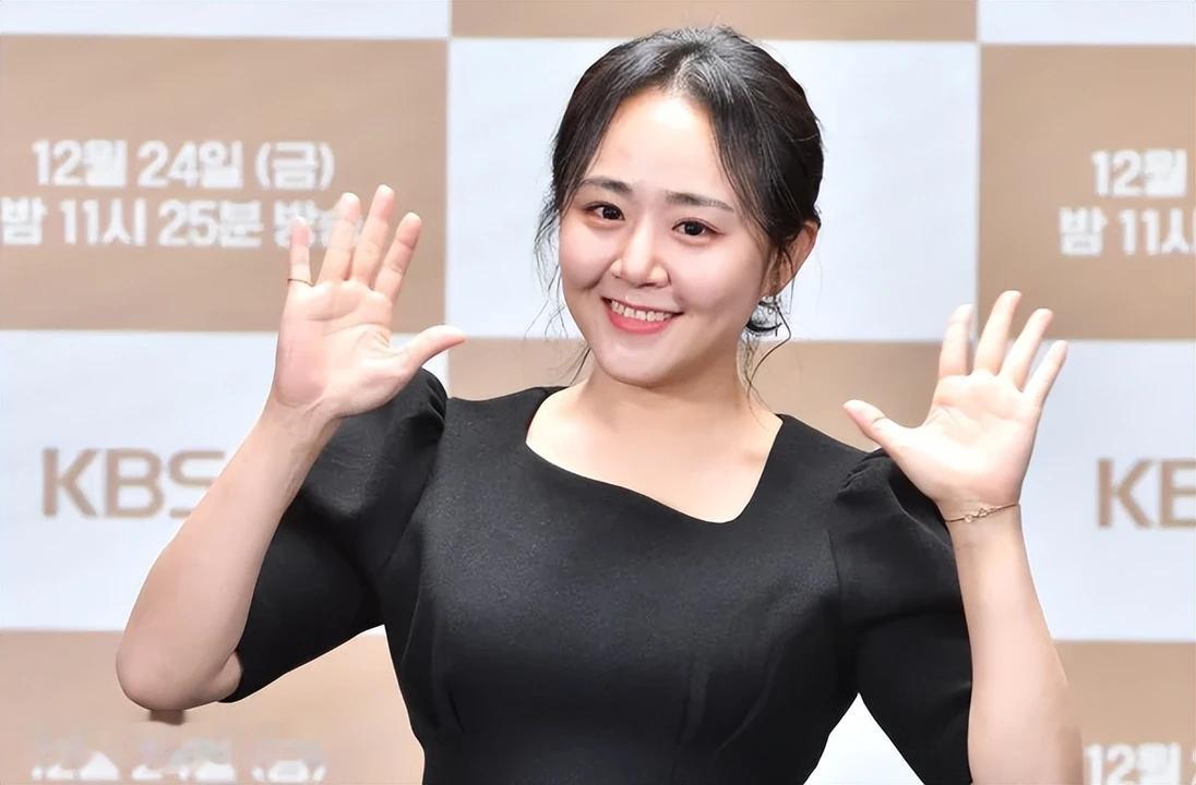 韩国知名女星官宣结婚，不举办公开婚礼，仅邀请双方家人简单聚餐韩国知名女星文根英（