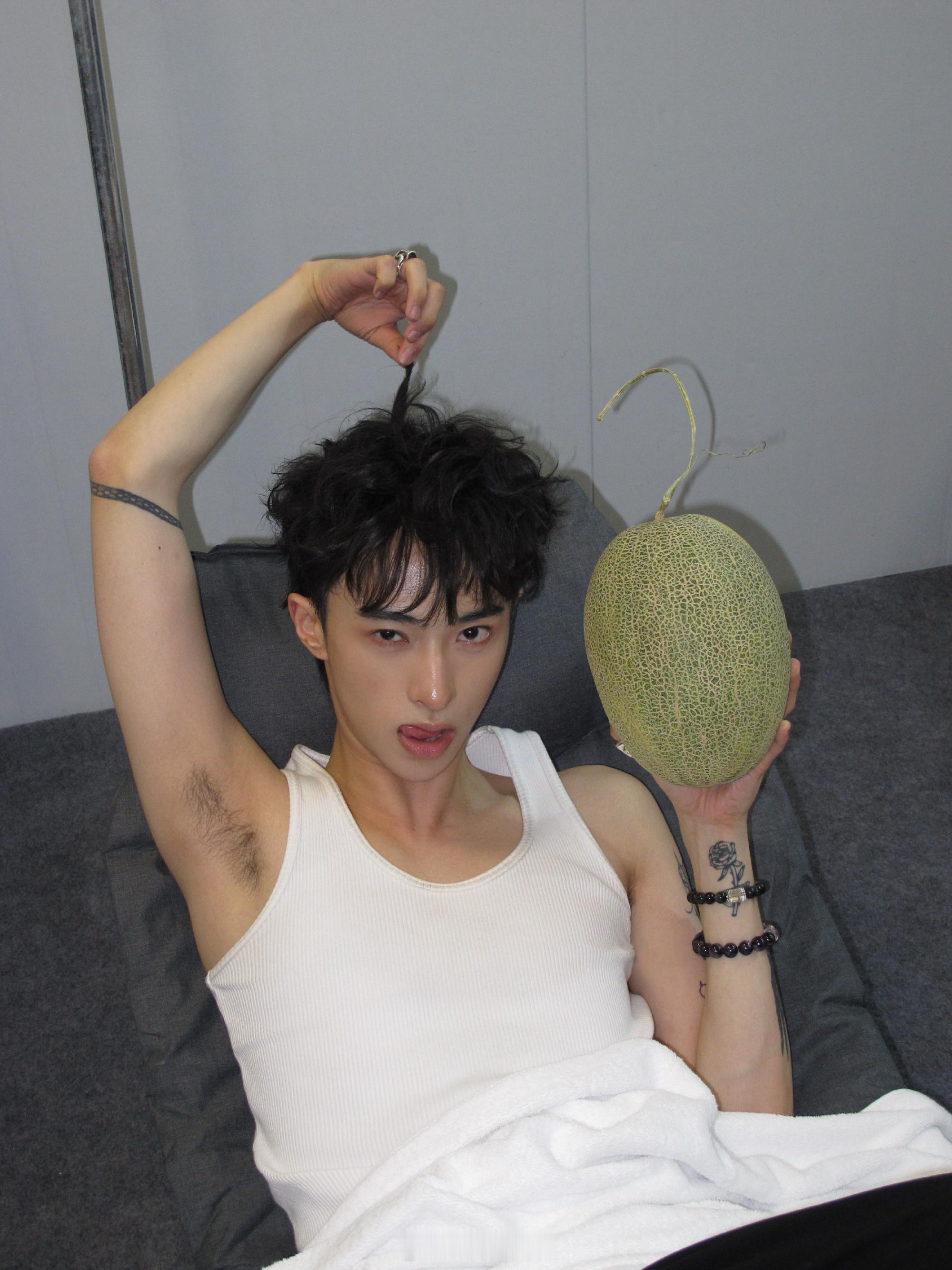 恩利在桃花坞认了个哈密瓜当孩子 别人去桃花坞是去社交的，恩利是去认领哈密瓜当孩子