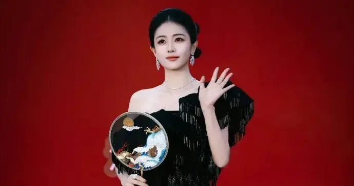 白鹿开毯、杨幂压轴，赵露思携五位艺人亮相时尚芭莎2026年度盛典，被网友称为“带团队炸场”
