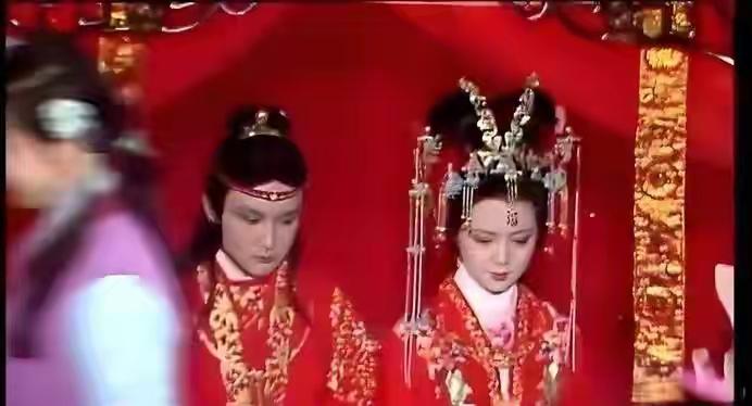 断钗冷烛：红楼最痛洞房夜，藏尽封建婚姻的残忍真相
 
荣国府的红烛淌着烛泪，龙凤