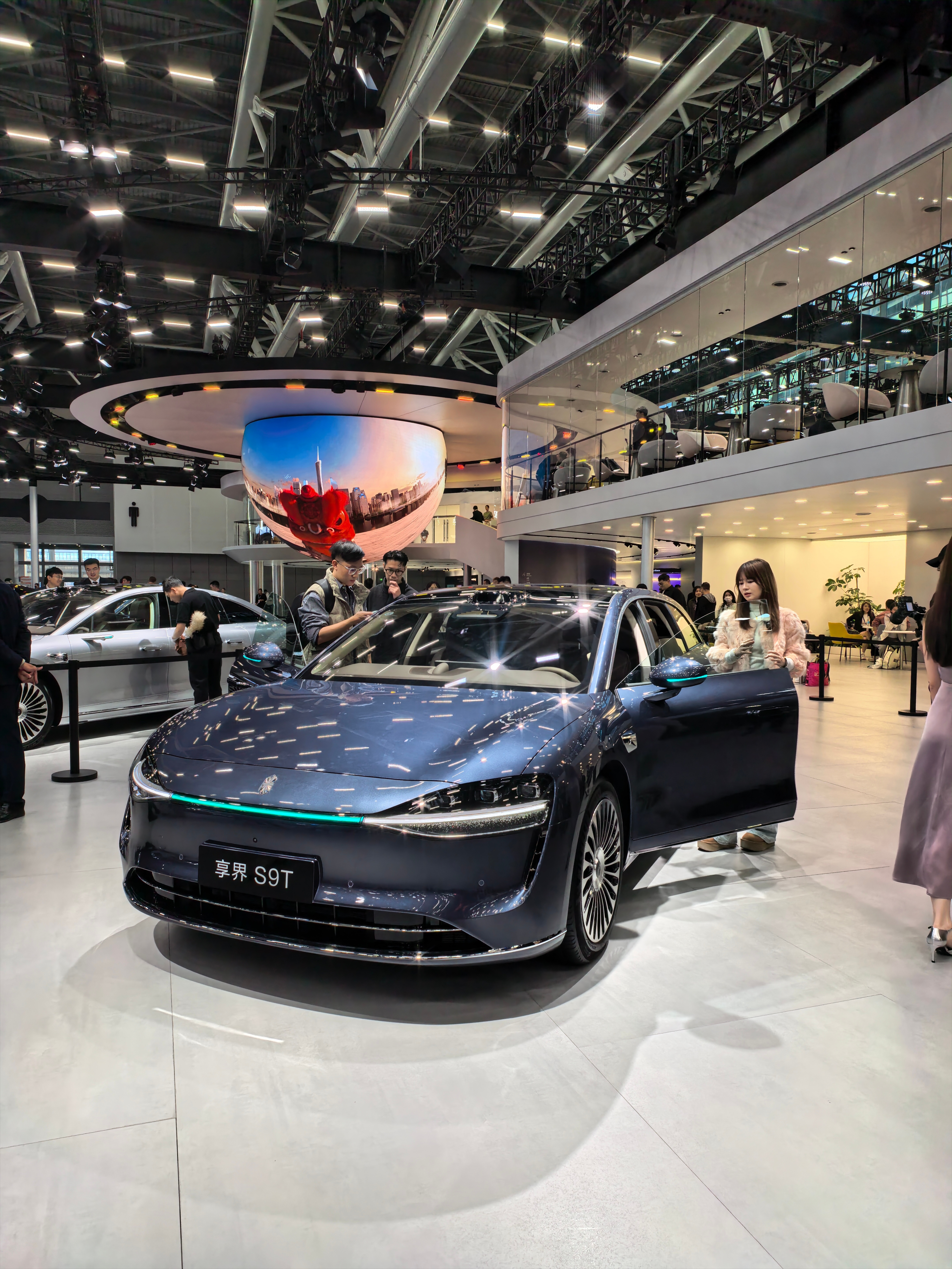 享界 S9 这车，可以说非常有气质，尤其是尾灯改款特别成功。非常适合年龄段在 3