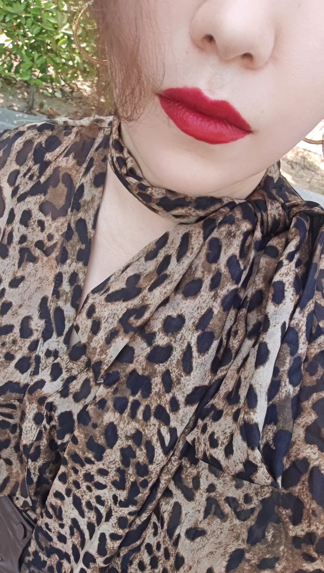 眼镜和衣服蛮搭的 