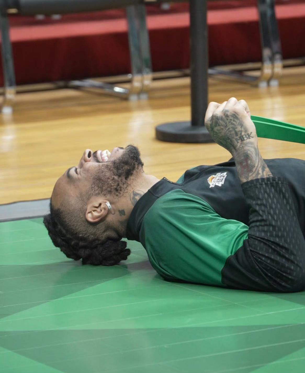 外援莫兰德踩场训练先找歌星J.Cole，并说J.Cole不出场他也不打了，这“大