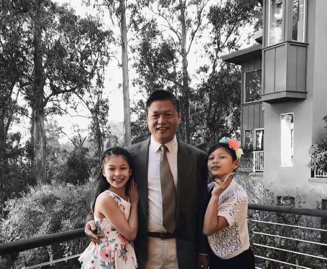 米兰冬奥双冠王刘美贤的父亲刘俊帅气十足。其父亲特别喜欢花样滑冰，他是关颖珊的迷叔