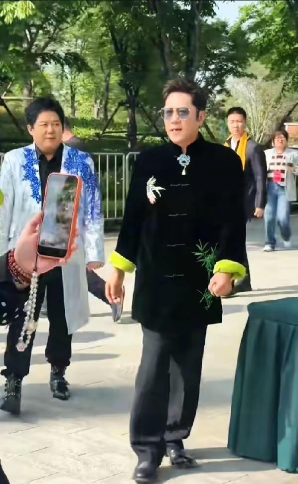 不爱武装爱红装，
万马军中一奇葩。
蔡阿姨年近六旬仍风韵犹存！