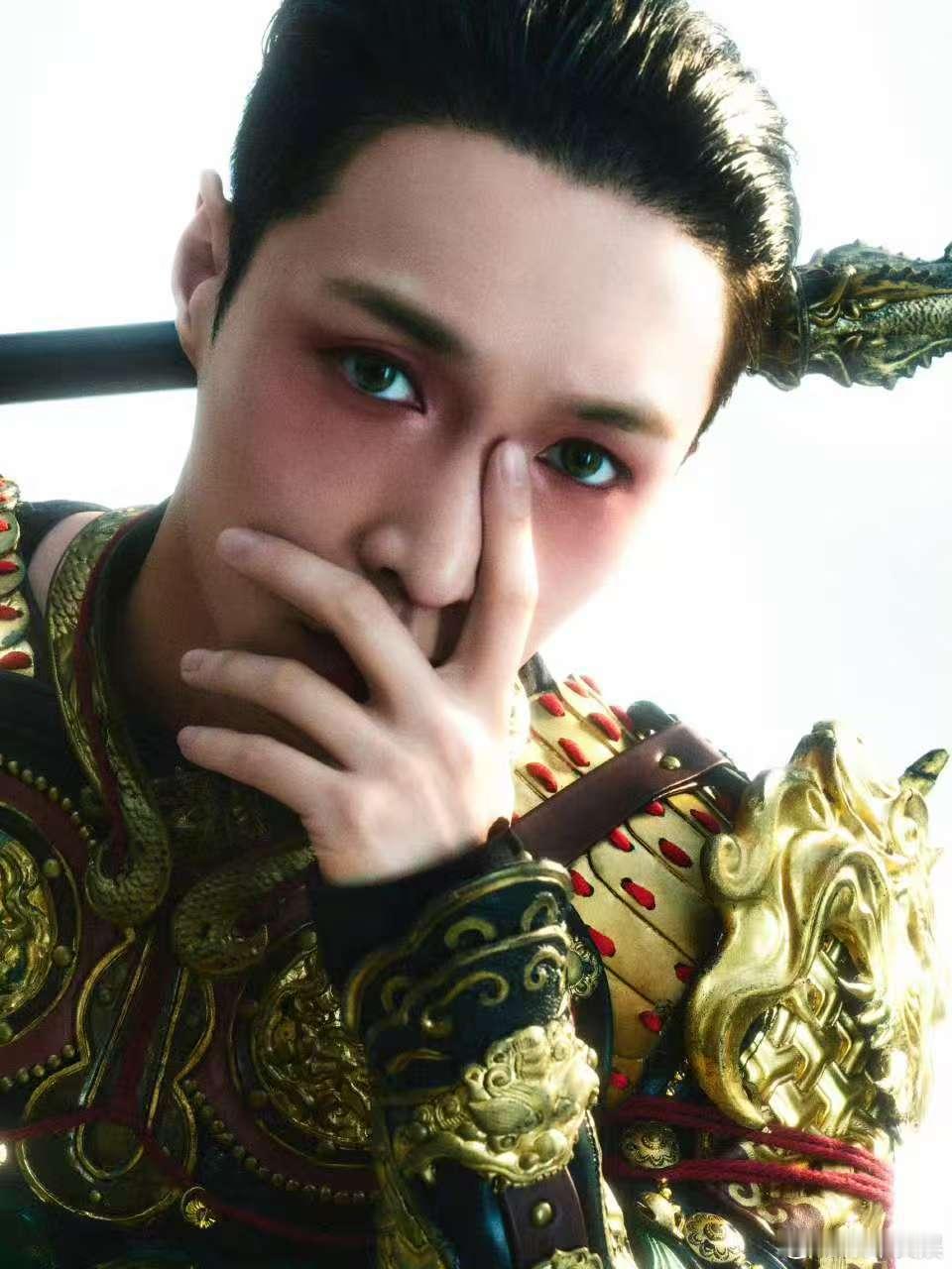 张艺兴金甲为铠张艺兴一身金甲张艺兴金甲为铠，破云而出，[可怜] ​​​