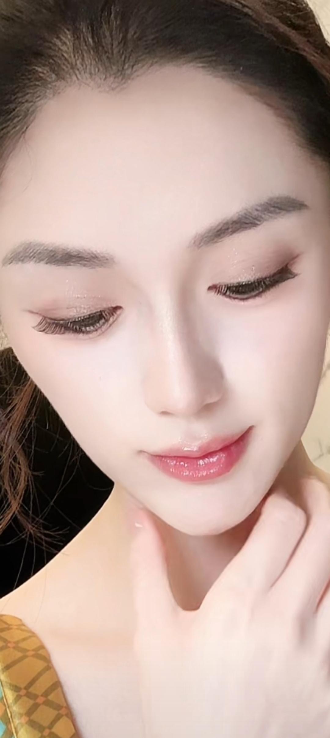 这姑娘化了个美美的妆。