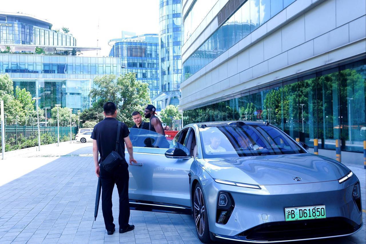 NBA巨星杰伦・布朗也爱蔚来ET9    NBA巨星杰伦・布朗中国行，座驾是蔚来