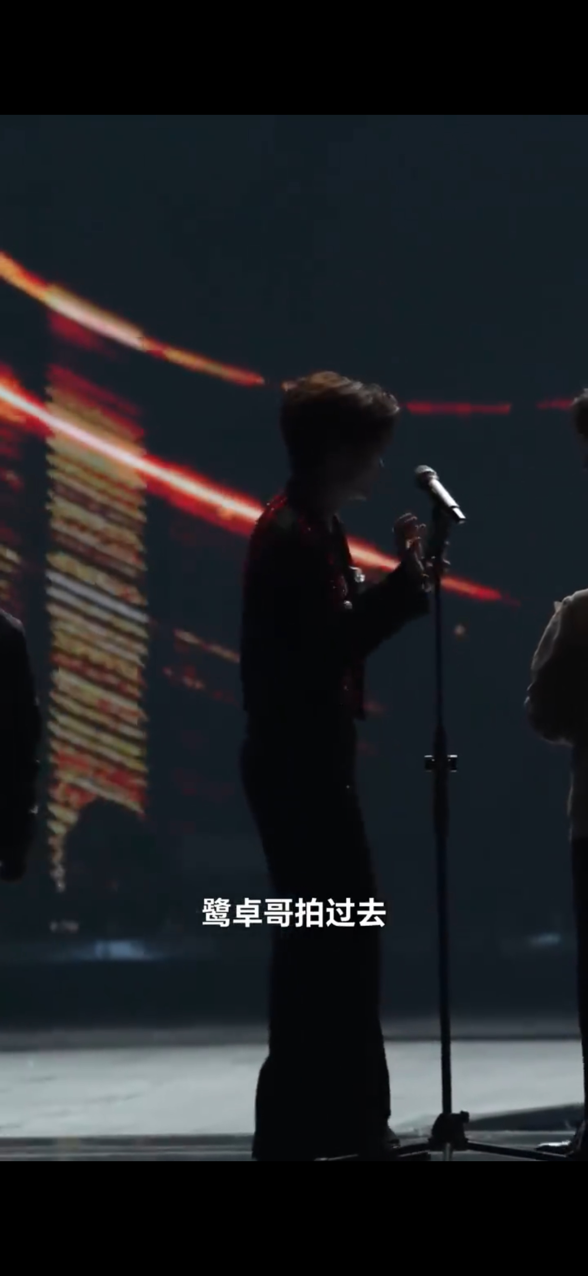 邵子恒把何浩楠自拍发给鹭卓显眼包实锤上线，拍完自拍立马分享报备，兄弟间的可爱互动