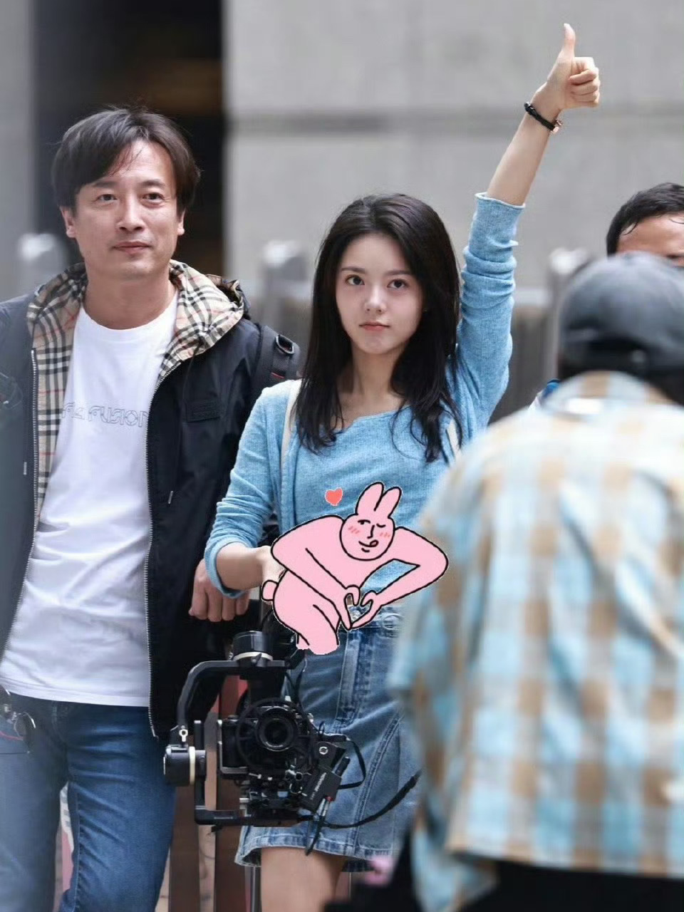 赵今麦《樱桃琥珀》路透，真有点港式美少女的感觉了呢[好喜欢] 