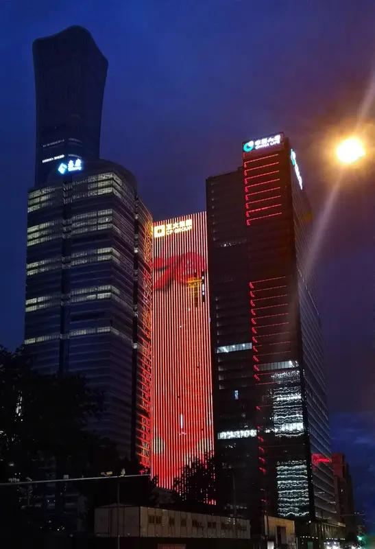 一个大国的崛起是多方面因素共同作用的结果。科技无疑是关键，英国等国家的崛起就与科