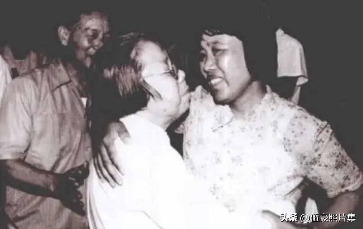 1984年7月，邢燕子与邓颖超大姐在会场拥抱的老照片。邢燕子是周恩来总理生前非常