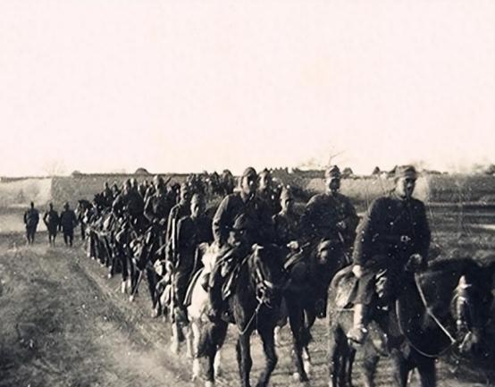 1945年春，一支伪装成国军的日军精锐，在武当山下夜渡汉江，却被一个道士带着农民