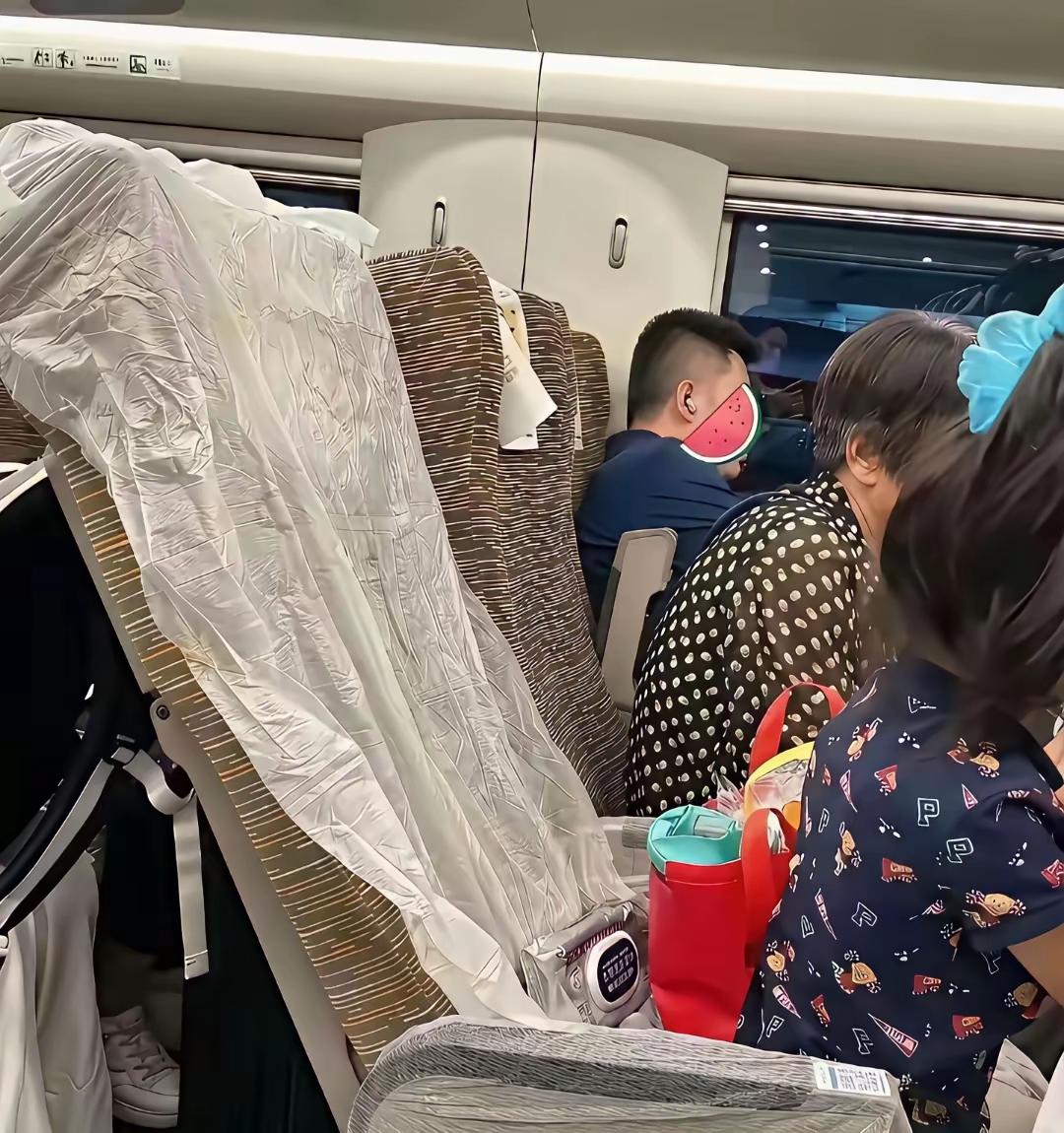 车程一共一小时，铺一次性薄膜就鼓捣好几分钟，把扶手都铺上了，大家都回头看，估计百