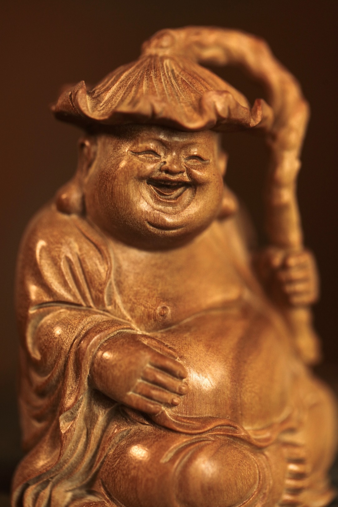 老山檀香 | 和气生财·弥勒择老山檀香一木雕成，情态生动传神，弥勒禅坐头戴荷叶，