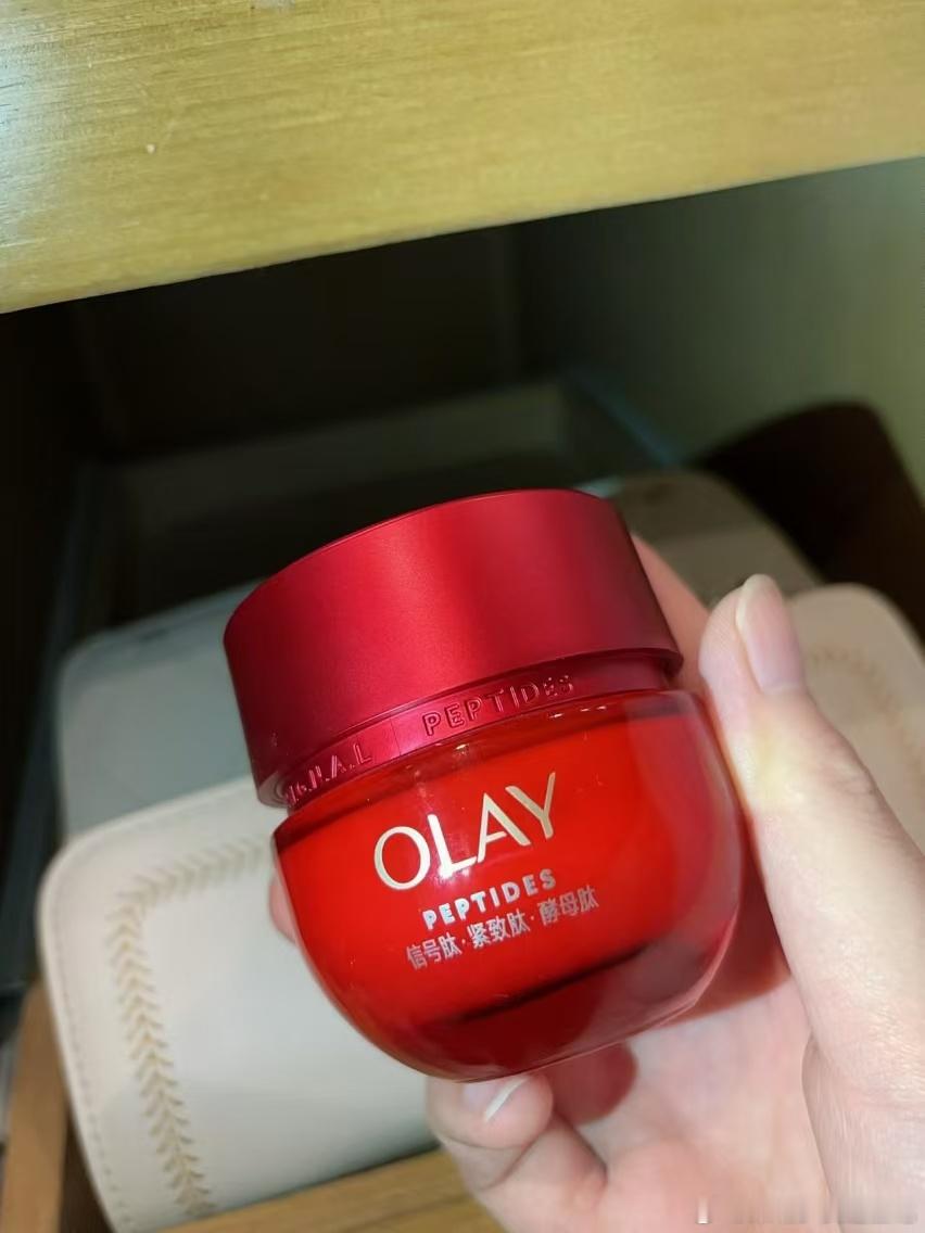想要小V脸？Olay超红瓶来打造！它的提拉紧致效果，让脸部轮廓更加立体，拍照不用