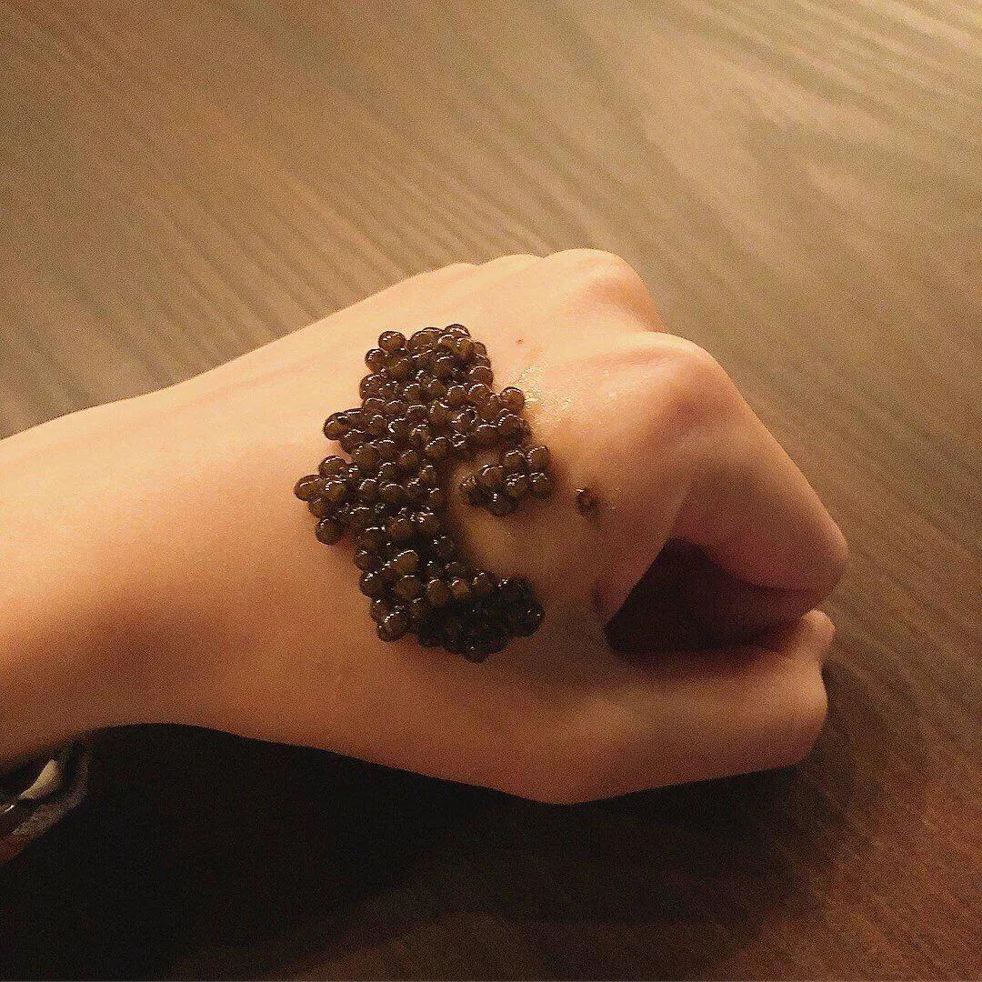 徐文兵：大部分鱼是体外受精的，母鱼把卵子排到水里，公鱼把精子排到水里，然后它们在