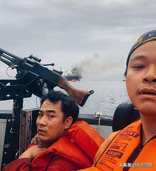 这艘散装货船无视伊朗的警告，想通过霍尔木兹海峡，结果还是被炸了，看被炸的地方，紧