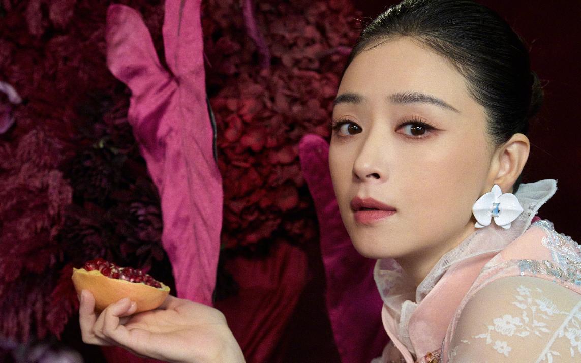 蒋欣这个粉色国风造型真的极致优雅，充满东方韵味。 
芳若姑姑说得对，“莫说汉军旗