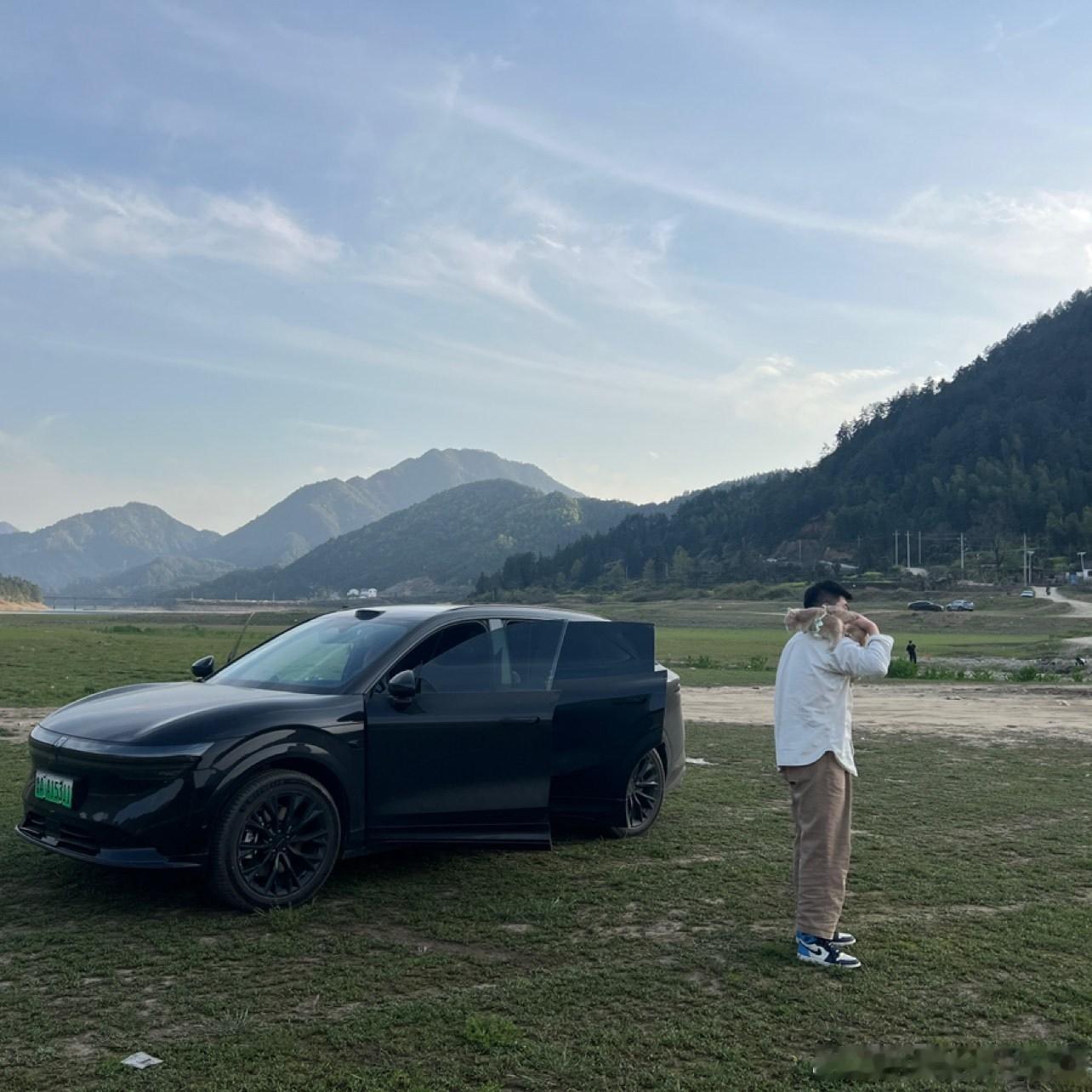 临时接到跨国视频会议通知，正在郊外的我立即将车停在风景优美的湖边。极氪稳定的5G