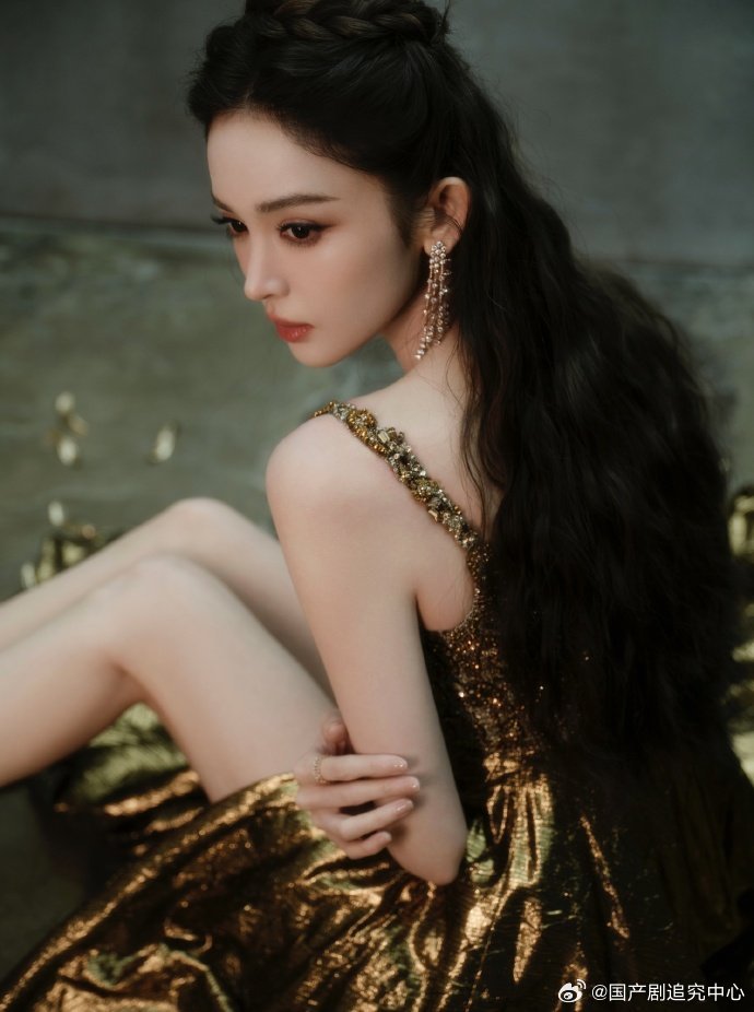娜扎 人间维纳斯 娜扎就是红毯的神！微博之夜鎏金长裙造型惊艳全场，长腿逆天，气质