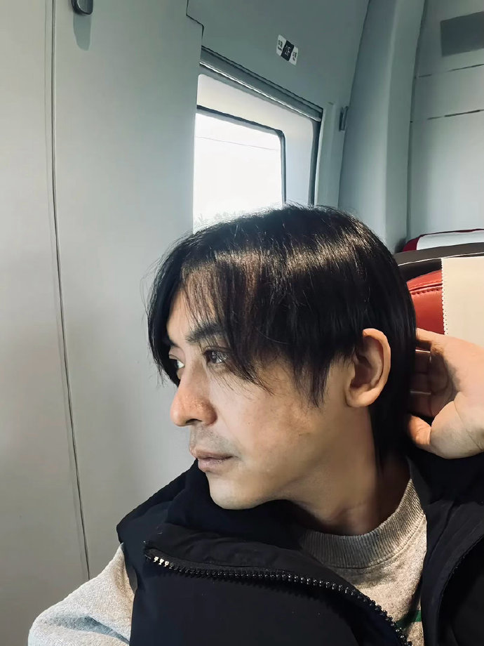 李佳航理发失败撞脸郭德纲李佳航被朋友说像郭德纲 李佳航被朋友说像郭德纲 