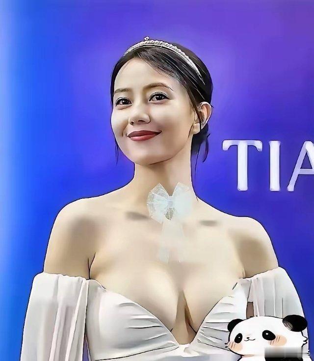当年高圆圆跟某人那段，真是让人唏嘘。那时候她才28岁，奔着结婚去的，谁能想到对方