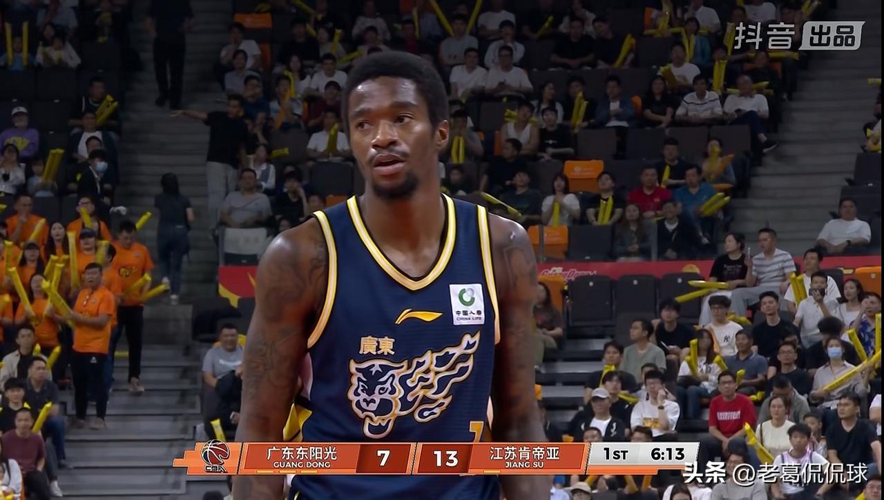 广东东阳光超级外援萨姆纳真是太神勇了！在今天广东东阳光主场迎战江苏肯帝亚的比赛中