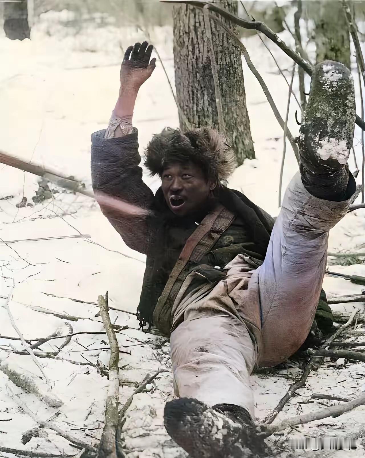 这张鬼子偷拍的照片，藏着东北英雄最硬核的骨气！
 
这是日本鬼子在一瞬间拍下来的