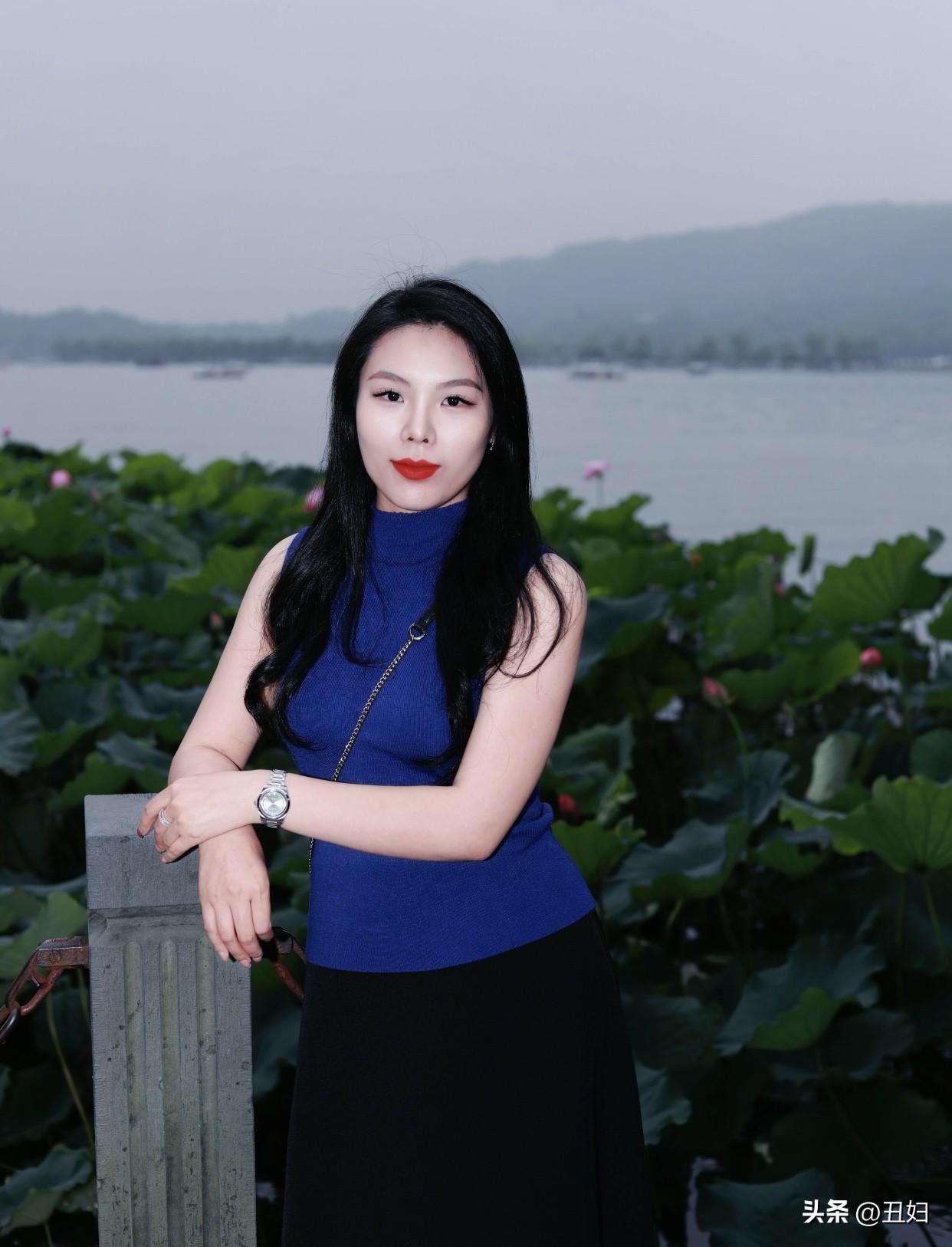 你喜欢在公园拍照分享吗夏天公园里绿树成荫，湖边的垂柳随风摇曳，拍出来的照片文艺又