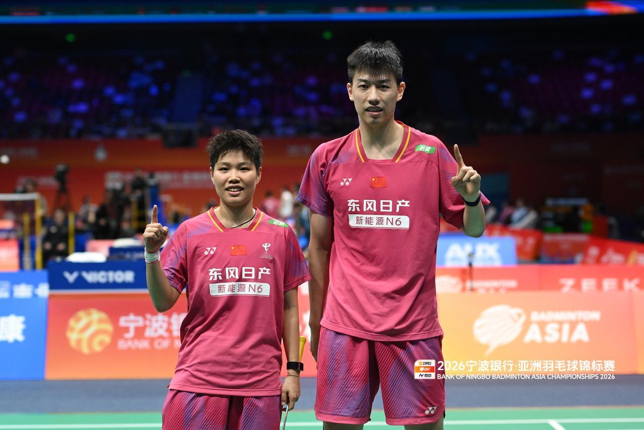 2026年亚洲羽毛球锦标赛混双1/8决赛战报：

冯彦哲/黄东萍组合2比0（21
