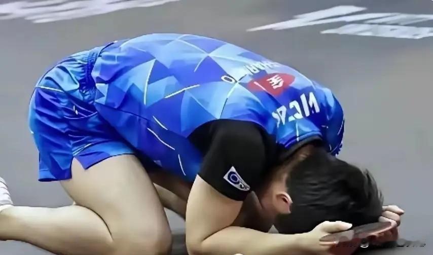 亚锦赛男团半决赛，日本1比3输给韩国止步四强，赛后一幕让人印象深刻：张本智和扶着