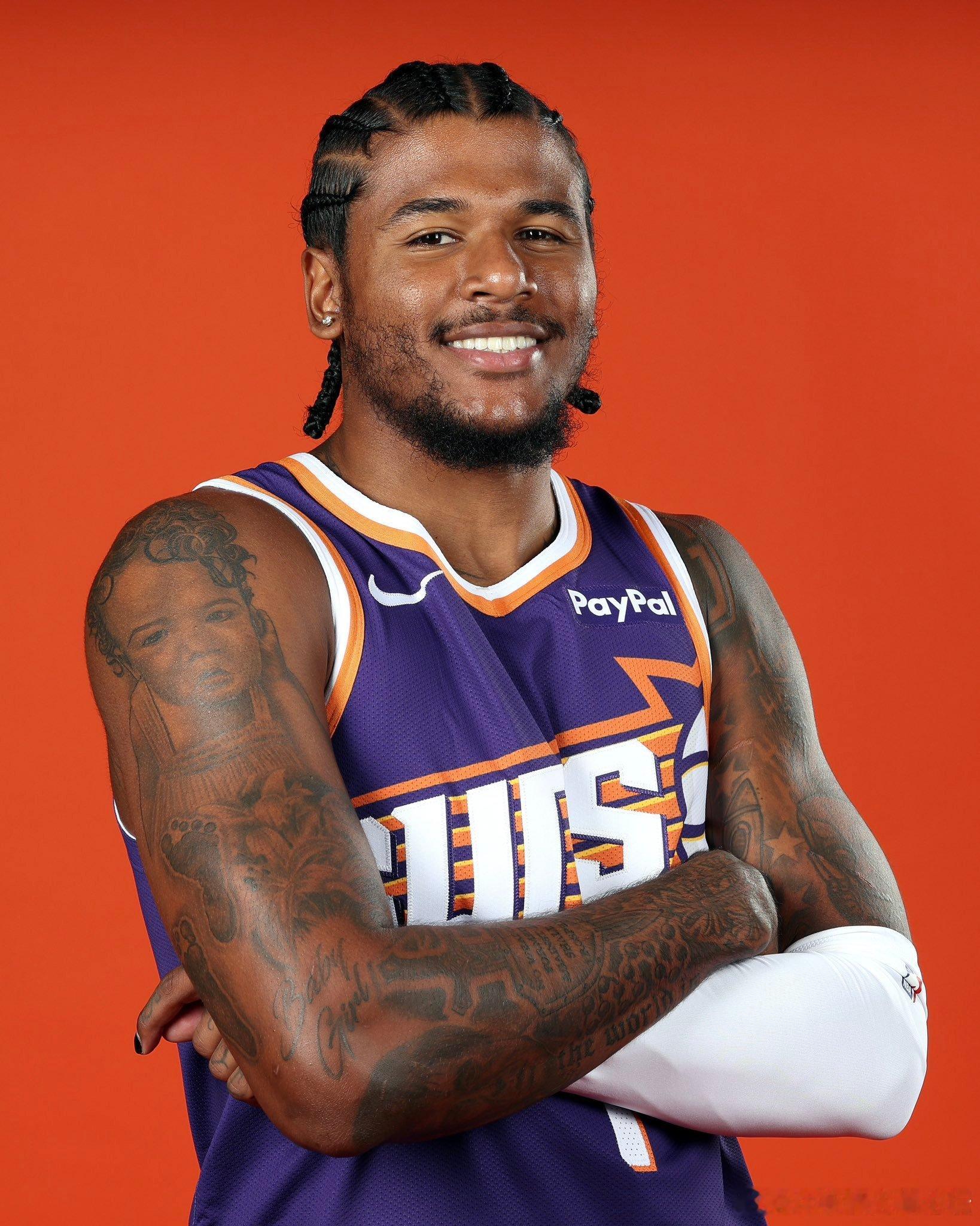 杰伦格林在NBA中国赛现场接受了记者采访。记者问到格林，被交易后的心态是怎么样的