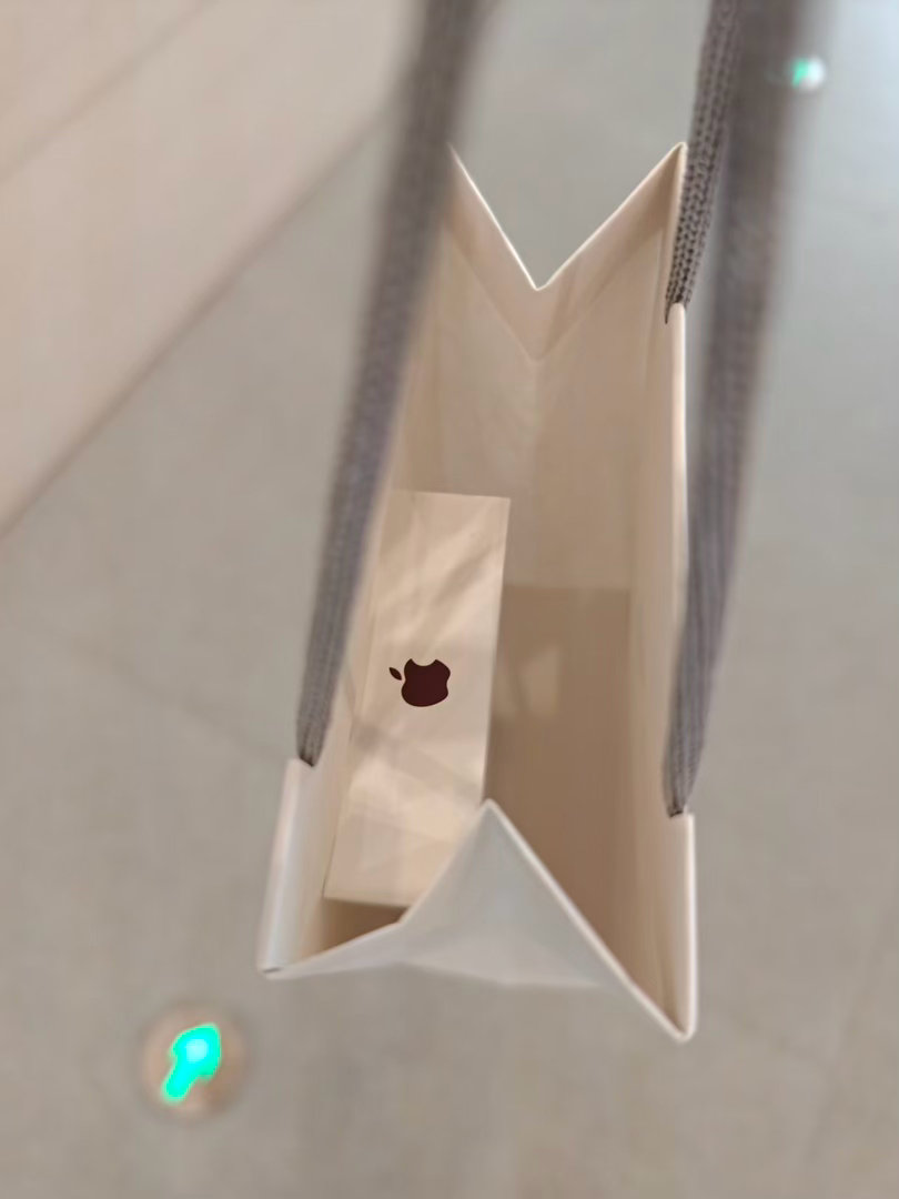 iPhone18Pro系列开售看到了！看到了！朋友圈已经开始晒图片了[苦涩] ​