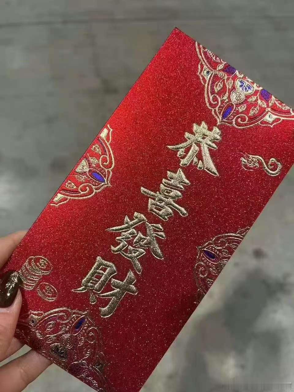 张大大的红包也是大大的  张大大在星光大赏上可是赚足了好感，别人走红毯比美，他却