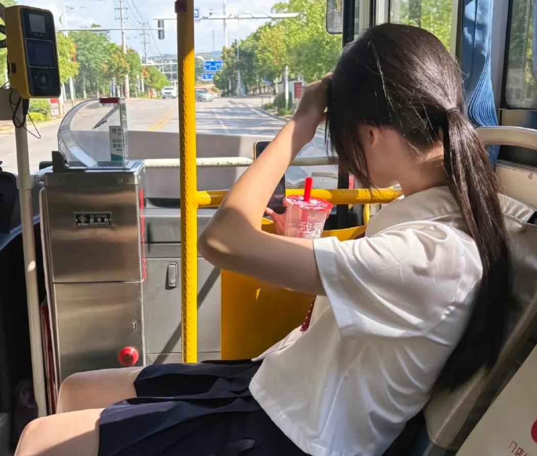 今天坐公交车，看到一个年轻女生没穿内衣，身形痕迹特别明显，看着像是不小心忘记了。