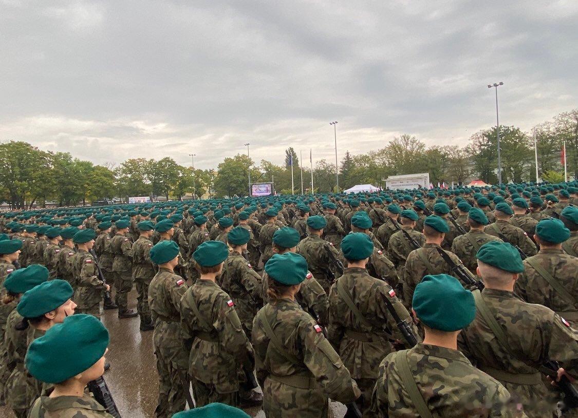 波兰新兵宣誓入伍现场，队伍中既有男兵又有女兵。俄乌战争爆发后，波兰政府计划将军队