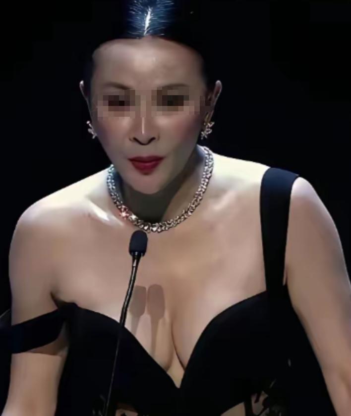 有个很奇怪的事情，说出来很多人可能都没细想过：女人的胸部明明是公认的隐私部位，陌
