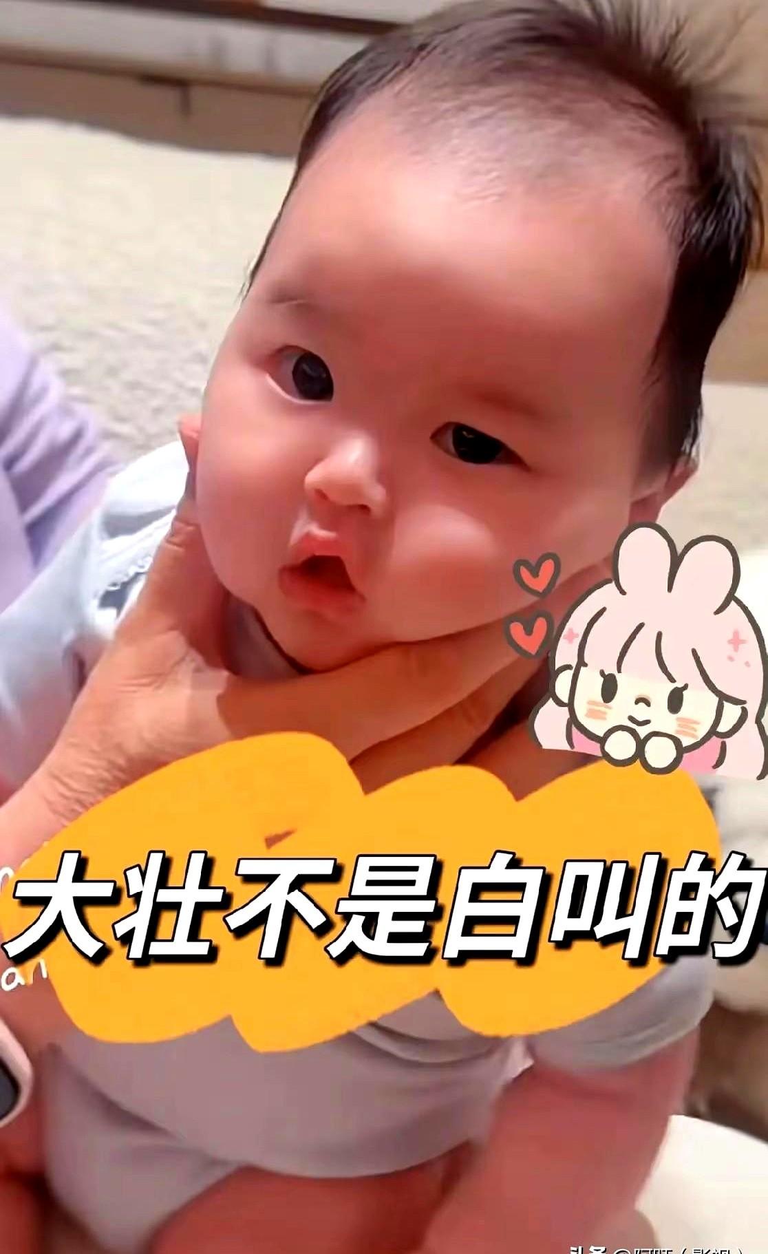 马筱梅终于把儿子正脸亮出来了。

阿姨托着三个月大的小汪宝做排气操，小家伙脖子还